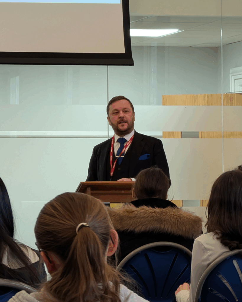 Lee Tilling speaking to students